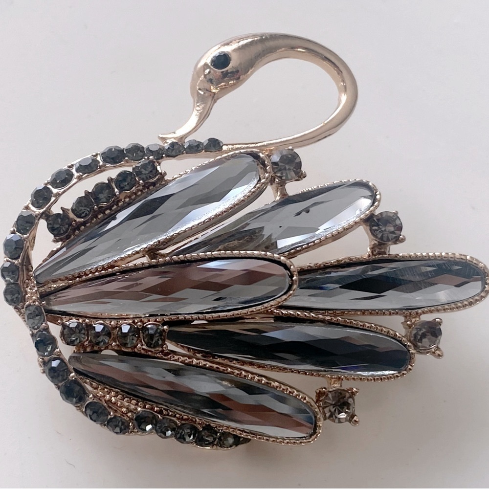 Swan brooch